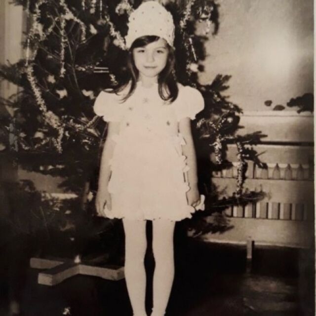 На 7 г. слушала сръбско и чакала Нова година. Кое е това срамежливо момиченце? 