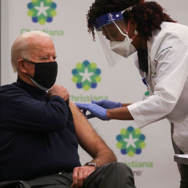 Джо Байдън се ваксинира публично срещу COVID-19