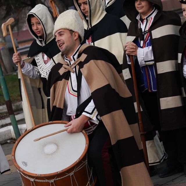 Традицията е жива: Коледари в Славовци (СНИМКИ И ВИДЕО)