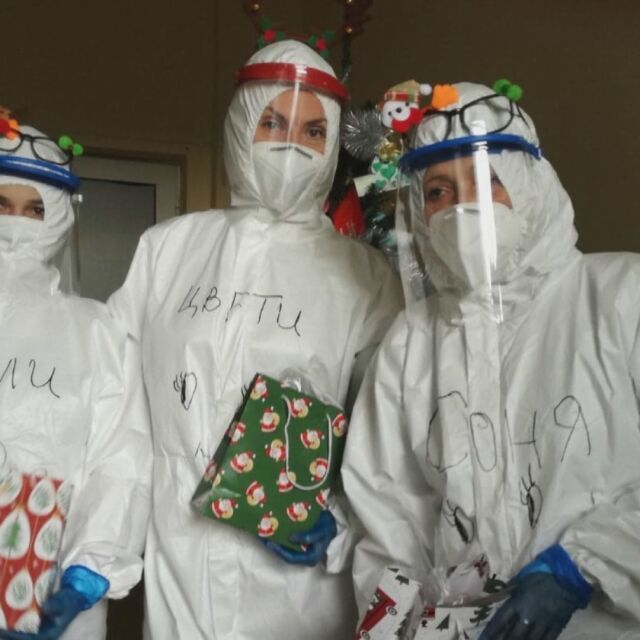 Коледа по време на пандемия: Хиляди заразени и медици посрещнаха празника в болниците