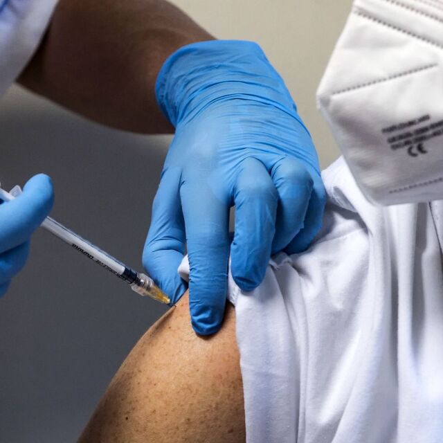 Кога да се ваксинираме, ако сме преболедували COVID-19?