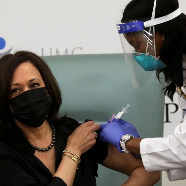 Вицепрезидентът на САЩ Камала Харис се ваксинира публично срещу COVID-19
