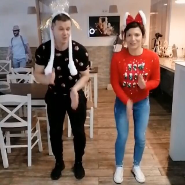Хепи Ванче и chef Кустев танцуват "Чоп банана" в поздрав за Коледа