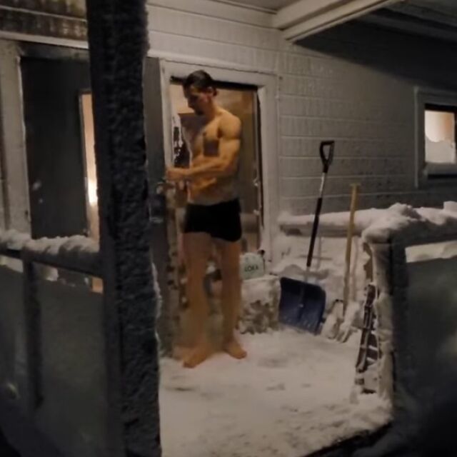 Златан атакува снега само по боксерки (ВИДЕО)