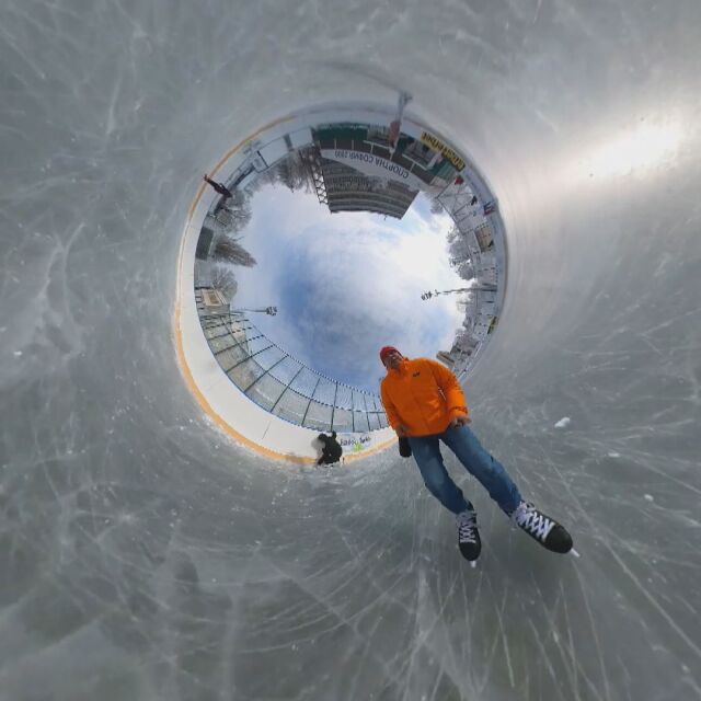 Зимата и спортът: На ледената пързалка в парк „Възраждане“ (ВИДЕО)