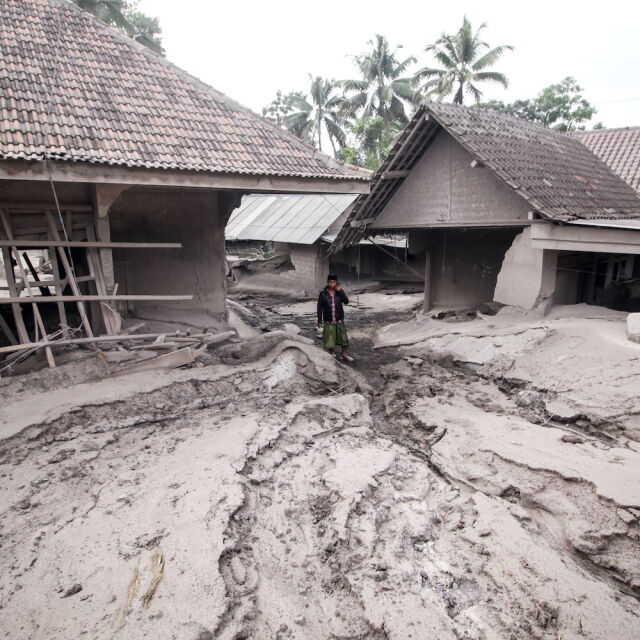 Вулканът в Индонезия: Поне 13 са жертвите на изригването на Семеру, много са ранените (СНИМКИ)