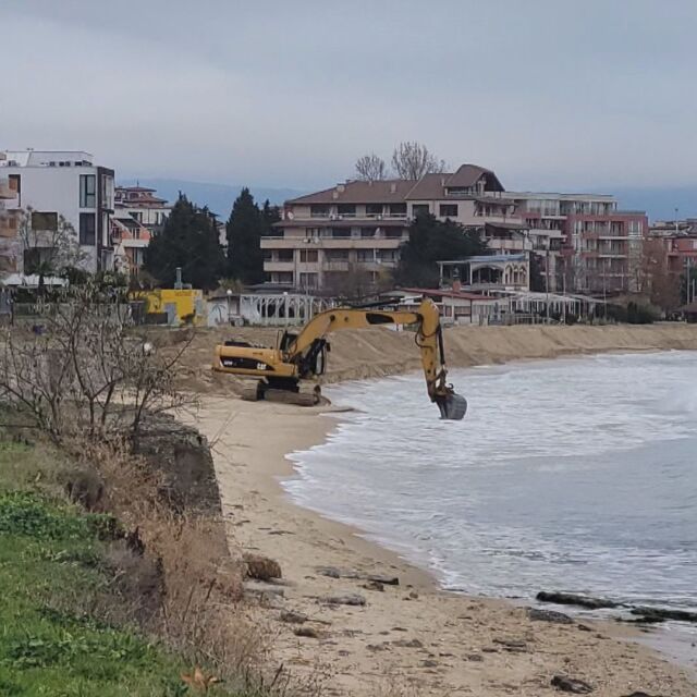 Сигнал до bTV: Тежка техника разкопава един от плажовете в Равда