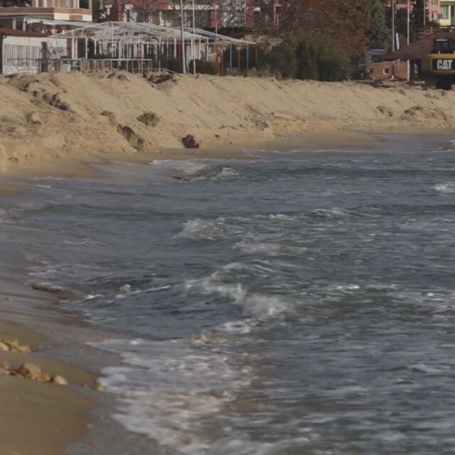 Багер на плажа: Законно ли е разкопаването на ивицата в Равда?