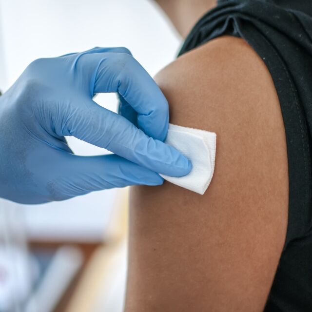 Започна имунизацията срещу COVID и сезонния грип: Какви са симптомите?