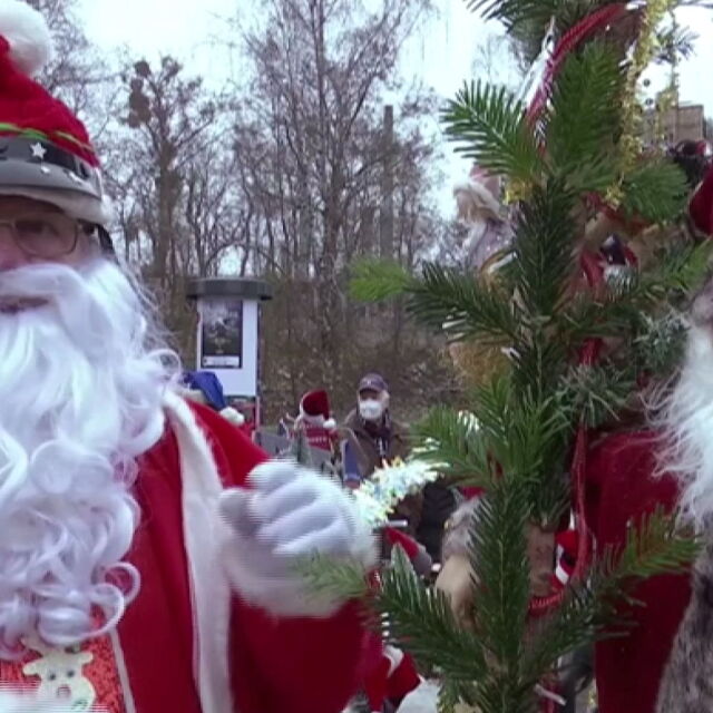 Мотористи, облечени като Дядо Коледа, преминаха през Берлин