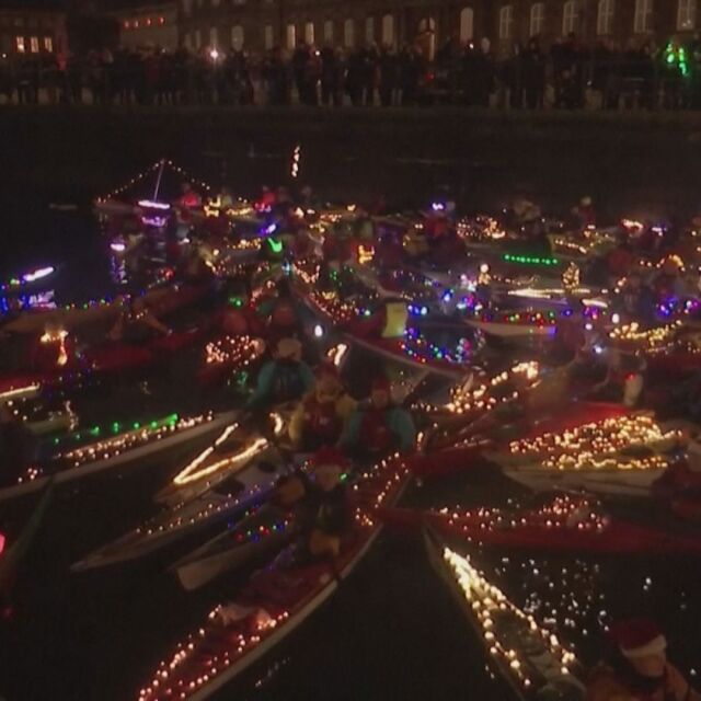 Парад по водата: Коледно украсени лодки в Копенхаген (ВИДЕО)