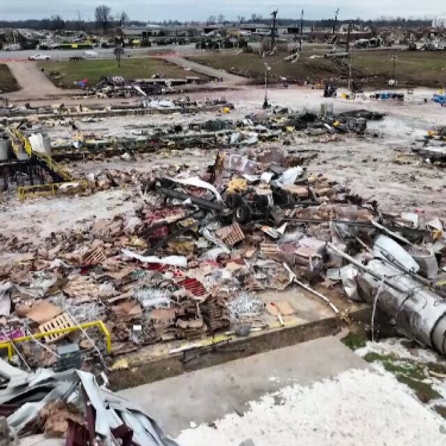 След Торнадото в САЩ: Байдън посети опустошените райони