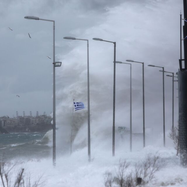 Снеговалежи и бурни ветрове в Гърция