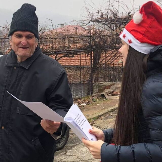 "Минути за Коледа": Над 2000 писма ще зарадват непознати хора по празниците