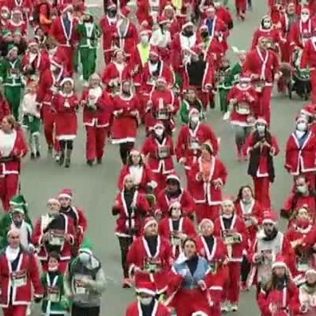 Благотворителен маратон: Испанци тичаха с костюми на Дядо Коледа (ВИДЕО)
