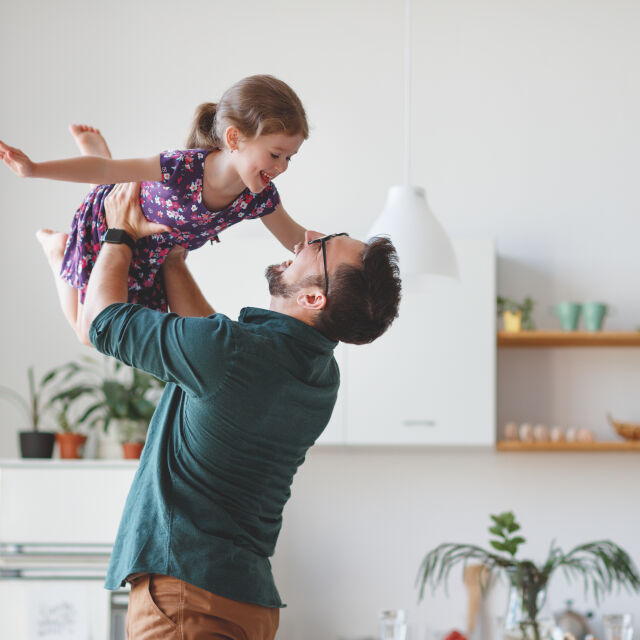 На първо четене: Бащите ще имат право на 2 месеца платен отпуск за отглеждане на дете