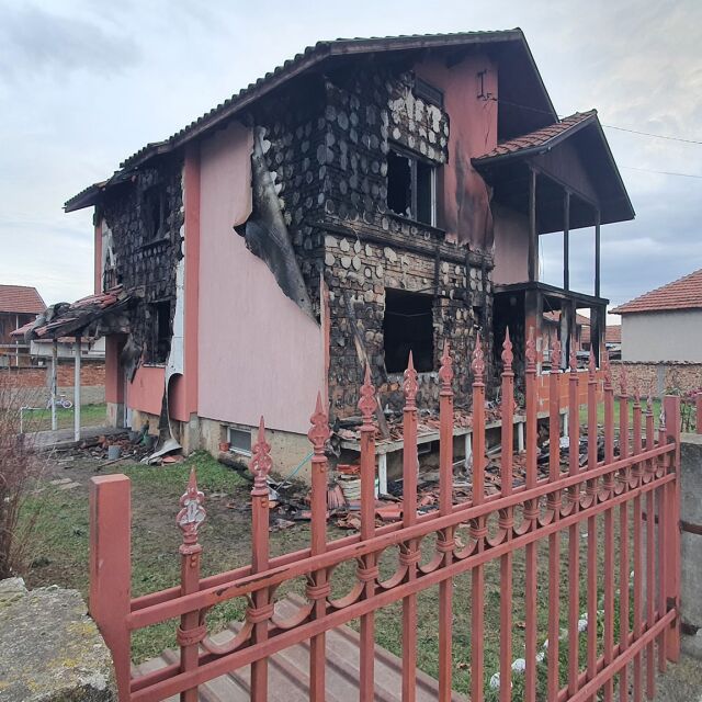 Трагедия на Коледа: Баща и две деца изгоряха в къща, пламнала украсата