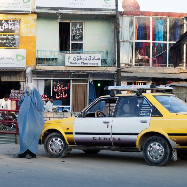 Талибаните забраниха на шофьорите на таксита да качват жени, които не носят хиджаб