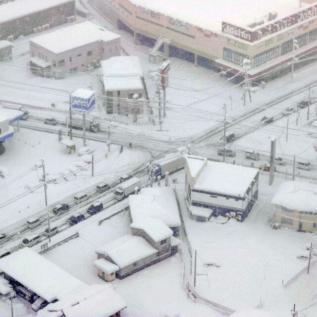 Част от Япония е блокирана от обилен снеговалеж (ВИДЕО)