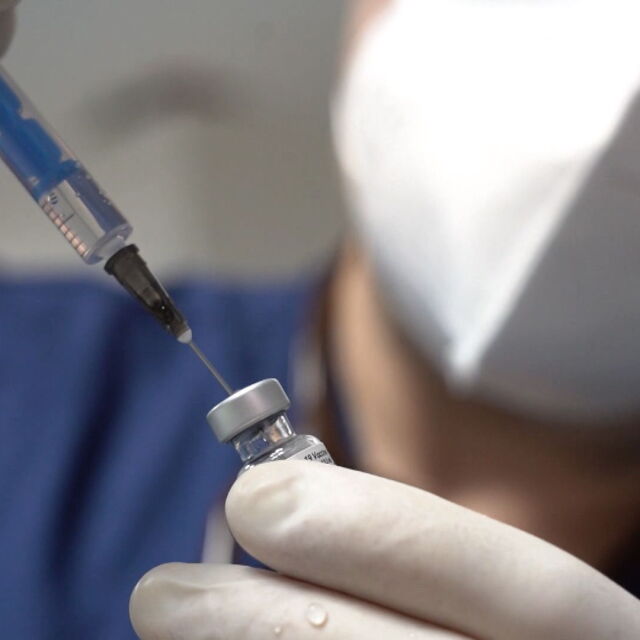 Великобритания може да се откаже от задължителна ваксинация на медиците