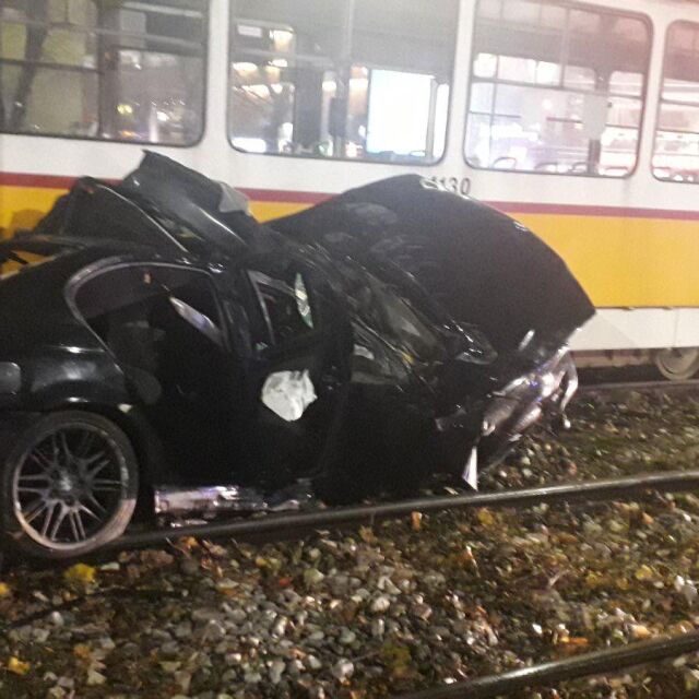 Трамвай и кола се удариха в София, има пострадал (СНИМКИ)