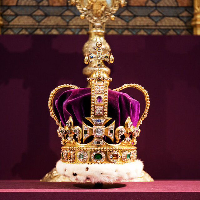 Преработват кралската короната, за да пасне на главата на Чарлз III