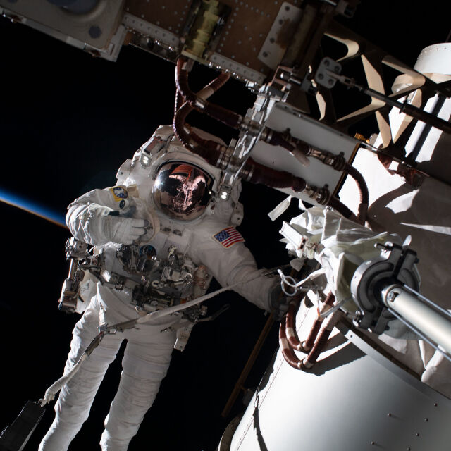 Астронавти на НАСА си направиха космическа разходка (ВИДЕО)
