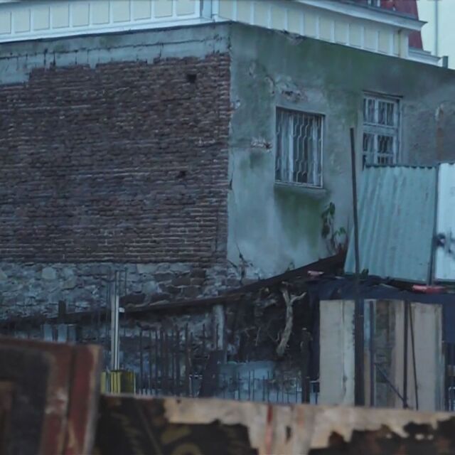 Хора са без достъп до дома си заради строеж на сграда в Бургас