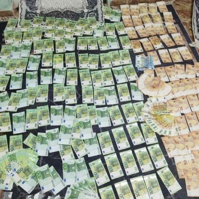 Откриха голямо количество наркотици и хиляди евро в дома на наркодилър в Добрич