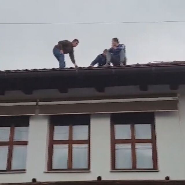 Мъж заплаши, че ще скочи от покрива, след като посегнаха на ракията му (ВИДЕО)