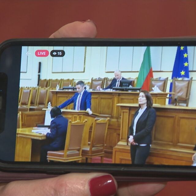 Скандал в НС: Депутати на БСП излъчват закрито заседание с телефоните си (ВИДЕО)