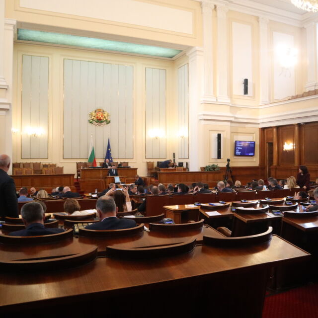 Скандалите в НС: Депутат излъчва онлайн закрито заседание, Явор Божанков - аут от БСП