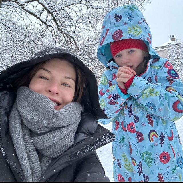 Мила Йовович и 7-годишната ѝ дъщеричка се радват на снега
