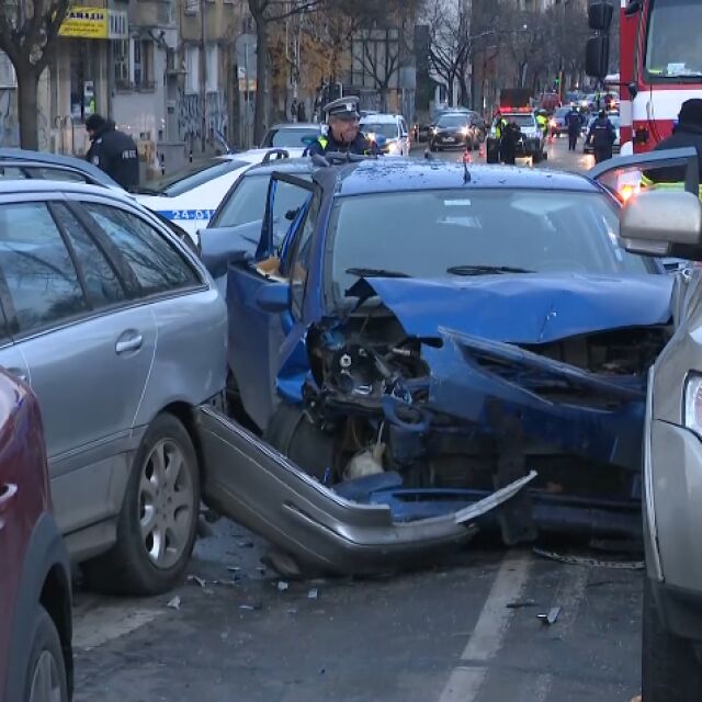 Верижна катастрофа с осем коли в центъра на София (СНИМКИ)