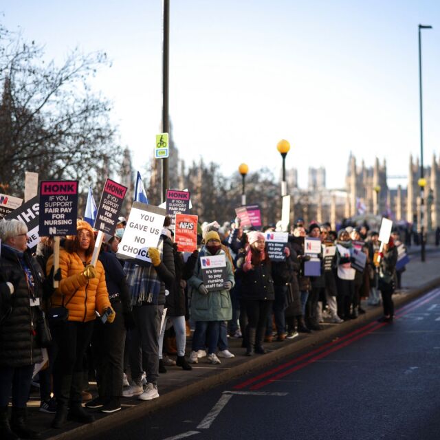 Безпрецедентно: Медицинските сестри във Великобритания протестират