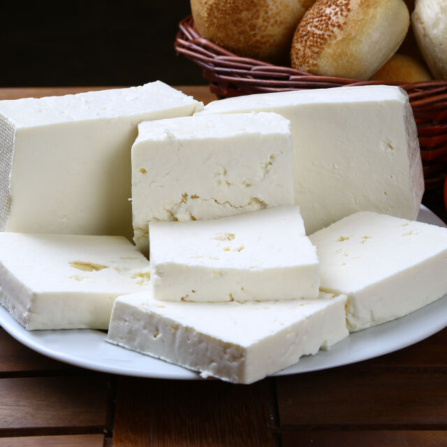 Колко всъщност струва сиренето и колко е надценката в магазина?