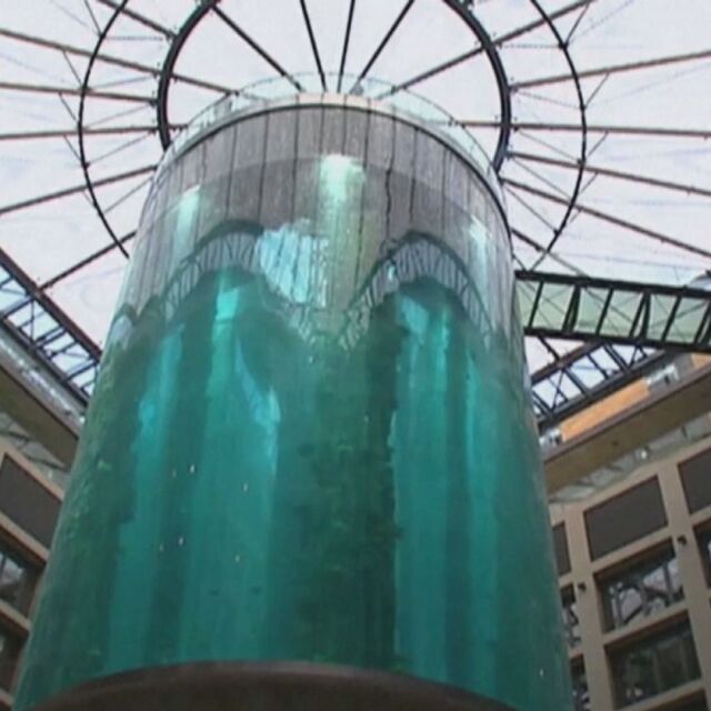 Най-големият цилиндричен аквариум в света се пръсна, има ранени (ВИДЕО)