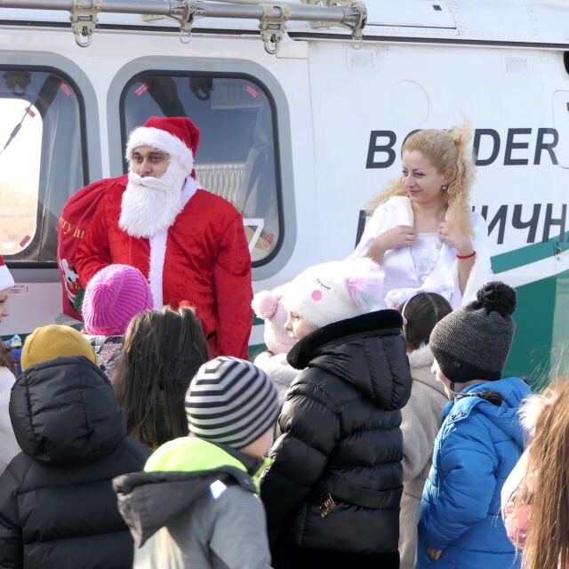 Дядо Коледа пристигна в София с хеликоптер на "Гранична полиция"