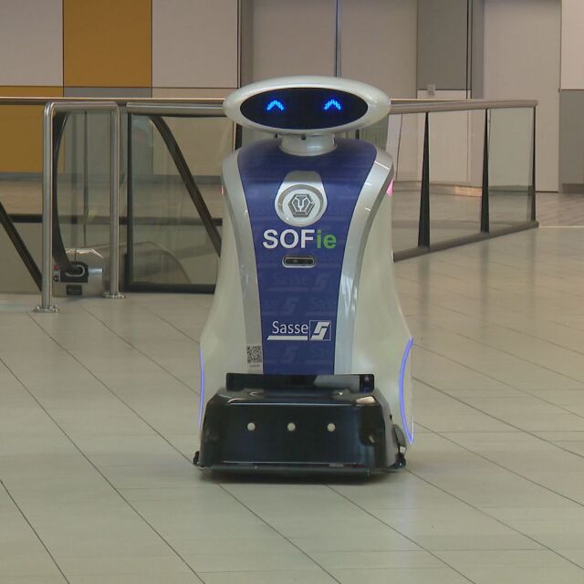 Работници от бъдещето: Роботи сервират, чистят и пеят