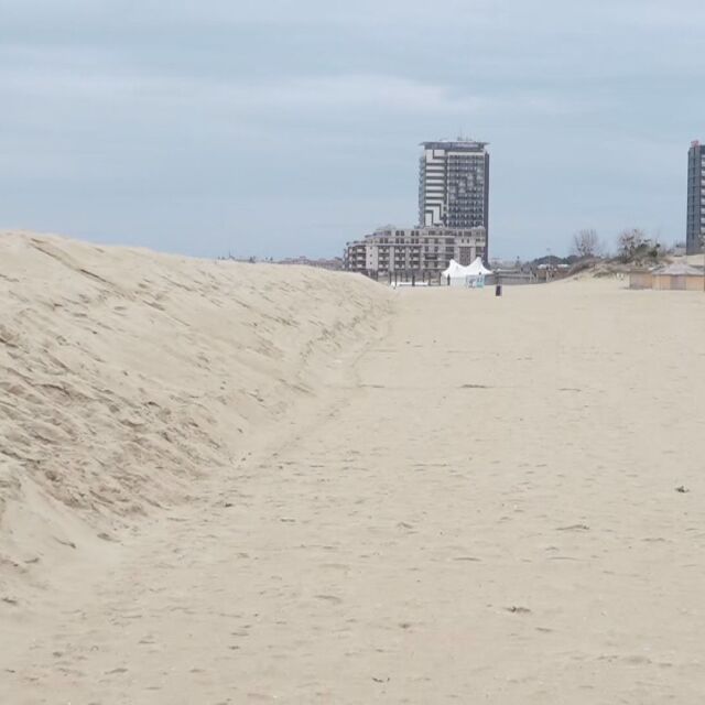 Огромни диги от пясък на плажа на Слънчев бряг