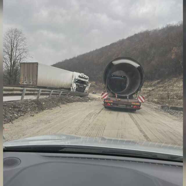 Камион се завъртя на пътя между Мездра и Ботевград