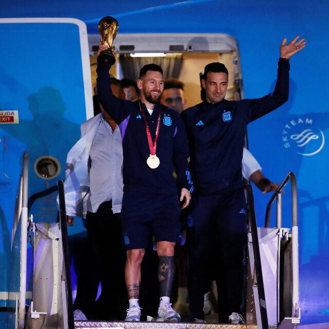 Еуфория в Аржентина: Световната купа пристигна в Буенос Айрес