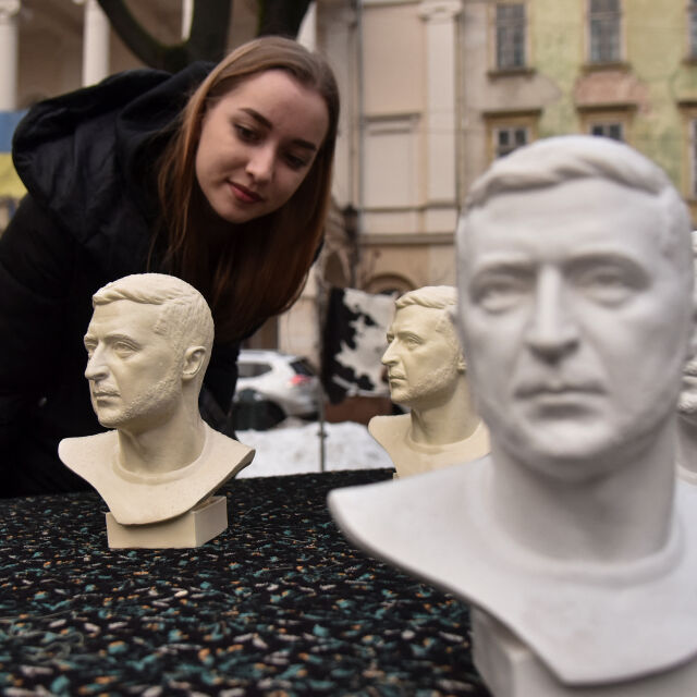 Докато Володимир Зеленски е в САЩ, в Украйна продават негови статуетки