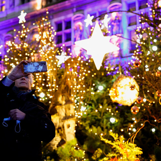 Гъши дроб, подаръци и стачки: Как французите се готвят да посрещнат Коледа?