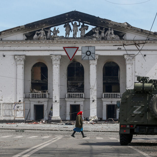 Украйна: Русия разрушава бомбардирания театър в Мариупол (ВИДЕО)