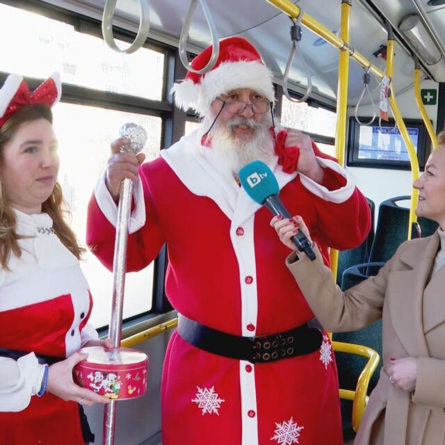 Дядо Коледа раздава подаръци в градския транспорт в Стара Загора