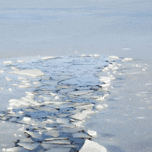 Трима души загинаха след падане в замръзнало езеро в САЩ