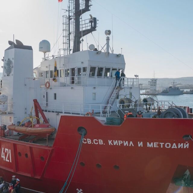 Напът към Антарктида: Корабът "Св. св. Кирил и Методий" спусна котва край Истанбул, за да зареди
