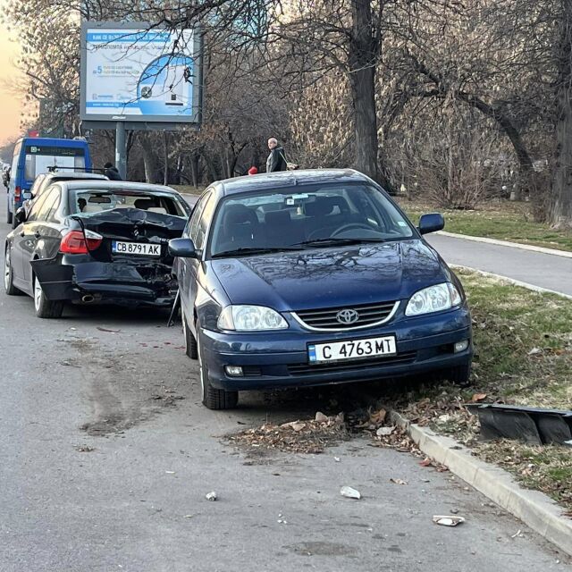 Шофьор блъсна две коли в София, които изхвърчат от пътното плътно и избяга (СНИМКИ)