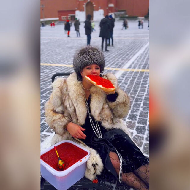 Арестуваха рускиня, че яде червен хайвер пред Кремъл (ВИДЕО)